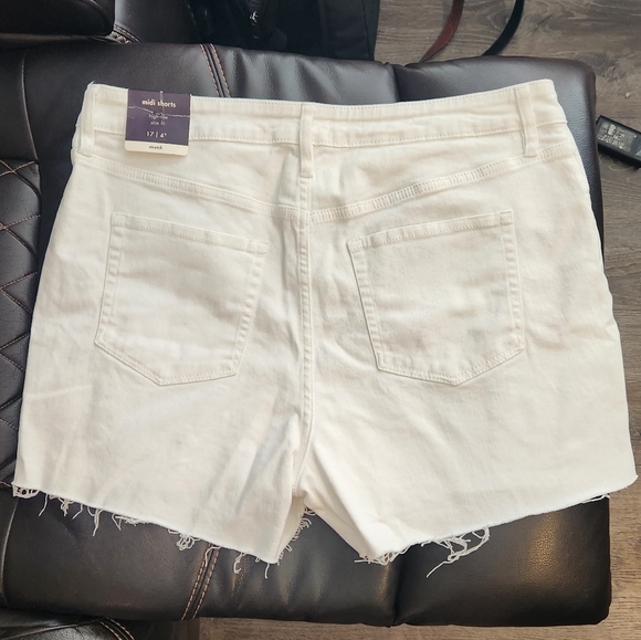 Ava & Viv White High Rise Slim Fit Midi Shorts - Picture 3 of 3